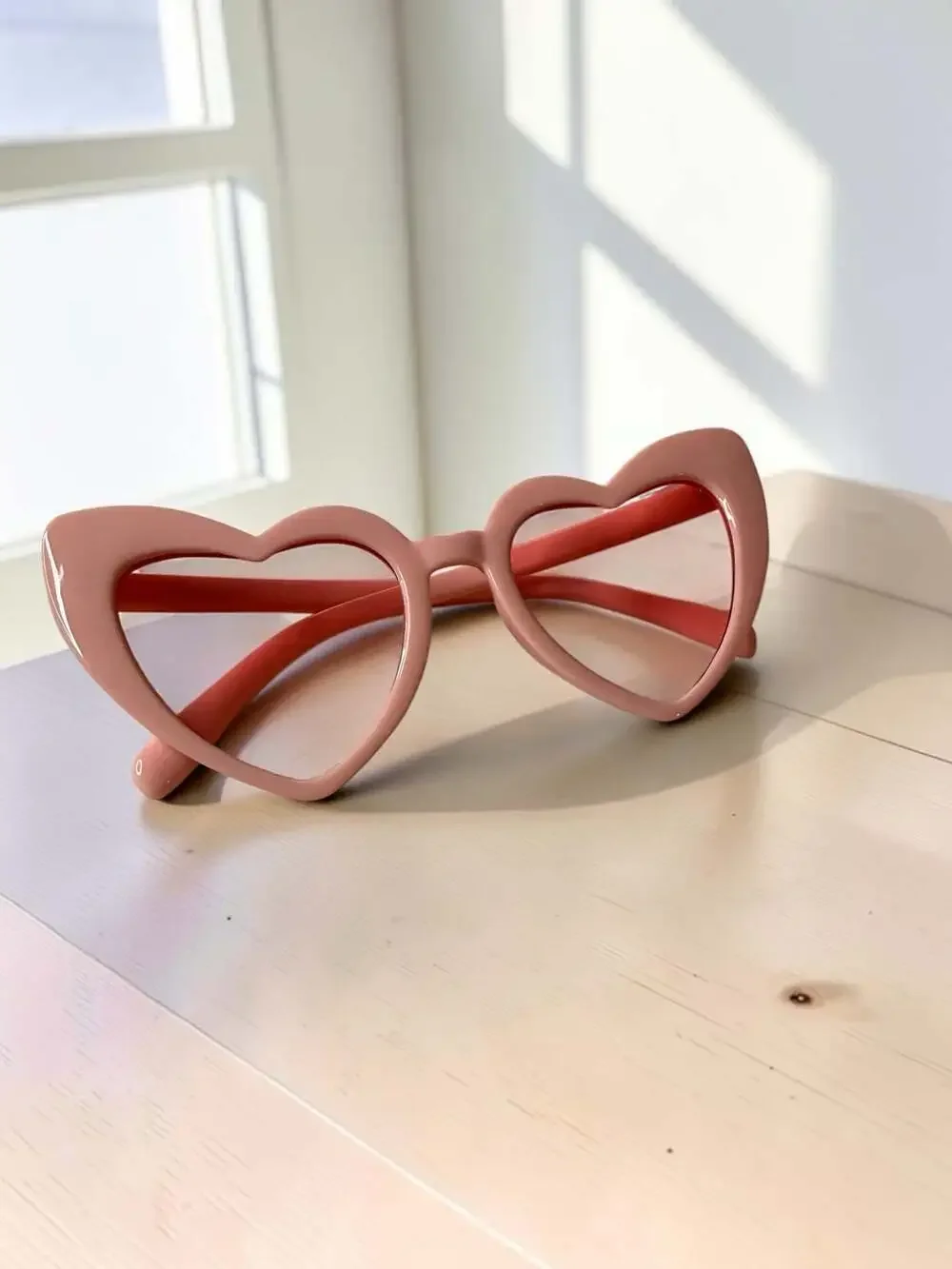 Vintage Style Heart-Shaped Sunglasses in Pink